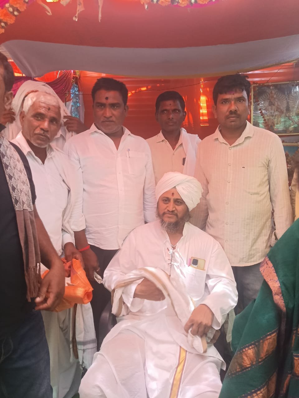ప్రతి ఒక్కరూ ఆధ్యాత్మిక మార్గంలో పయనం సాగాలి ..
సప్తాహ ముగింపులో పాల్గొన్న యోగేష్ మహారాజ్
మనోరంజని ప్రతినిధి భైంసా ఏప్రిల్ 19 :-
నిర్మల్ జిల్లా తానుర్ మండలం లోని బెంబర్ గ్రామంలో గత వారం రోజులుగా అఖండ హరినామ సప్తాహ కొనసాగుతోంది. సప్తాహ ముగింపు కార్యక్రమంలో కీర్తన్ యోగేష్ మాహారాజ్ ఆధ్వర్యంలో ప్రవచనం కొనసాగింది. ఈ సందర్భంగా ఆయన మాట్లాడుతూ ప్రతి ఒక్కరూ ఆధ్యాత్మిక మార్గం లో నడవాలని సూచించారు. ఆధ్యాత్మిక చింతనతో మానసిక ప్రశాంత, ఉల్లాసం కలుగుతుందని పేర్కొన్నారు. యువత చెడు వ్యసనాలకు దూరంగా ఉంటూ భక్తి మార్గంలో పయనం సాగాలని పిలుపునిచ్చారు. అనంతరం గ్రామస్తులు ఆధ్వర్యంలో భక్తులకు అన్నదానం ప్రసాదం గావించారు. ఈ కార్యక్రమంలో వివిధ గ్రామాలకు చెందిన భజన మండలి,ప్రముఖులు పాల్గొన్నారు