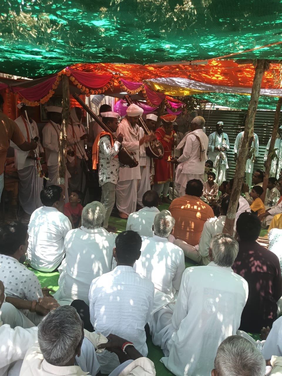 ప్రతి ఒక్కరూ ఆధ్యాత్మిక మార్గంలో పయనం సాగాలి .. 

సప్తాహ ముగింపులో పాల్గొన్న యోగేష్ మహారాజ్ 

మనోరంజని ప్రతినిధి భైంసా ఏప్రిల్ 19 :- 

నిర్మల్ జిల్లా తానుర్ మండలం లోని బెంబర్ గ్రామంలో గత వారం రోజులుగా అఖండ హరినామ సప్తాహ కొనసాగుతోంది.  సప్తాహ ముగింపు కార్యక్రమంలో కీర్తన్ యోగేష్ మాహారాజ్ ఆధ్వర్యంలో ప్రవచనం కొనసాగింది. ఈ సందర్భంగా ఆయన మాట్లాడుతూ ప్రతి ఒక్కరూ ఆధ్యాత్మిక మార్గం లో నడవాలని సూచించారు. ఆధ్యాత్మిక చింతనతో మానసిక ప్రశాంత, ఉల్లాసం కలుగుతుందని పేర్కొన్నారు. యువత చెడు వ్యసనాలకు దూరంగా ఉంటూ భక్తి మార్గంలో పయనం సాగాలని పిలుపునిచ్చారు. అనంతరం గ్రామస్తులు ఆధ్వర్యంలో భక్తులకు అన్నదానం ప్రసాదం గావించారు. ఈ కార్యక్రమంలో వివిధ గ్రామాలకు చెందిన భజన మండలి,ప్రముఖులు పాల్గొన్నారు