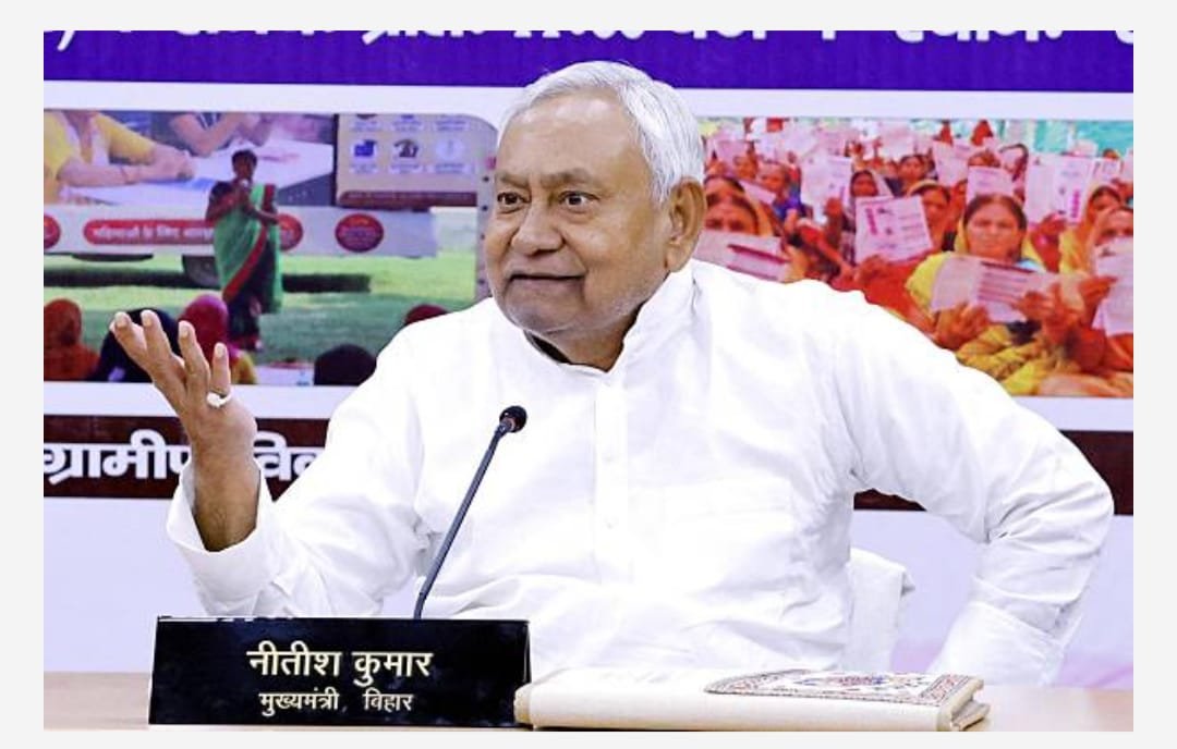 బీహార్ ముఖ్యమంత్రి నితీష్ కుమార్ జర్నలిస్టులకు నెలకు రూ.15,000 పెన్షన్ ప్రకటించారు