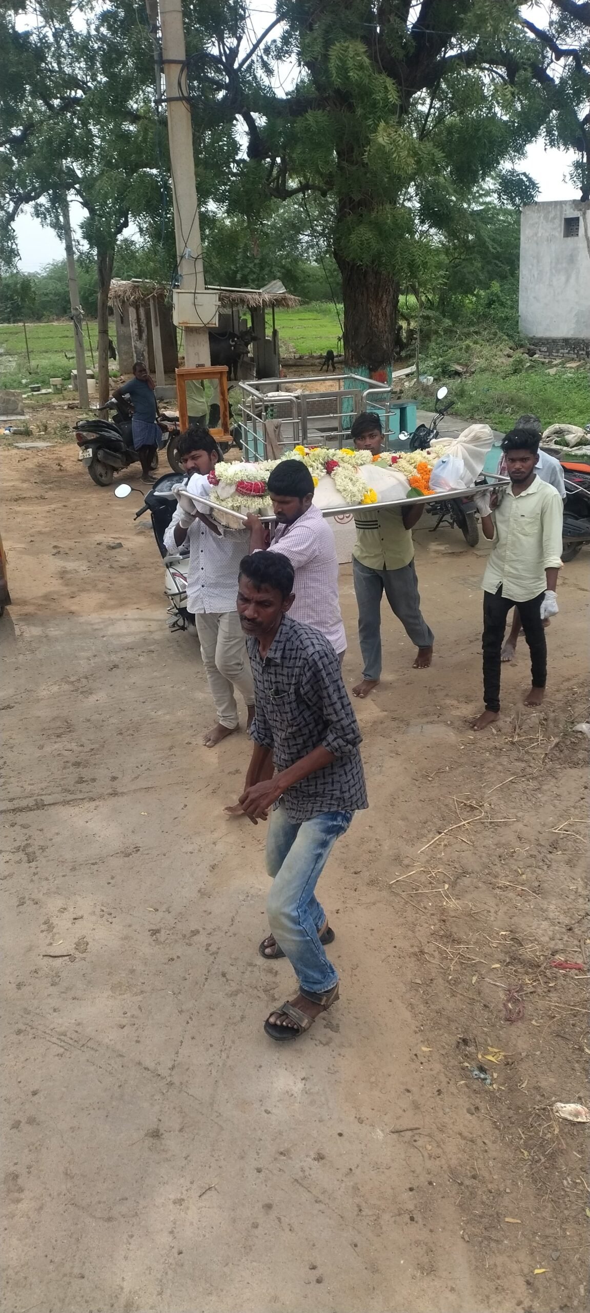 "మేము ఉన్నామంటూ..." – మే ఐ హెల్ప్ యు ఫౌండేషన్ సహాయ హస్తం