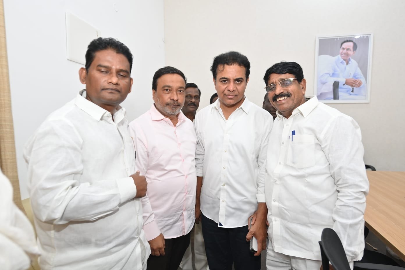 కేటీఆర్‌ను కలిసిన ముఖ్య నేతలు – లోకల్ బాడీ ఎన్నికలపై చర్చ
