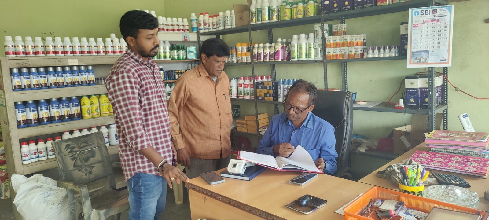 ఎరువుల దుకాణాలను ఆకస్మికంగా తనిఖీ చేసిన జిల్లా వ్యవసాయ అధికారి చత్రు నాయక్.
