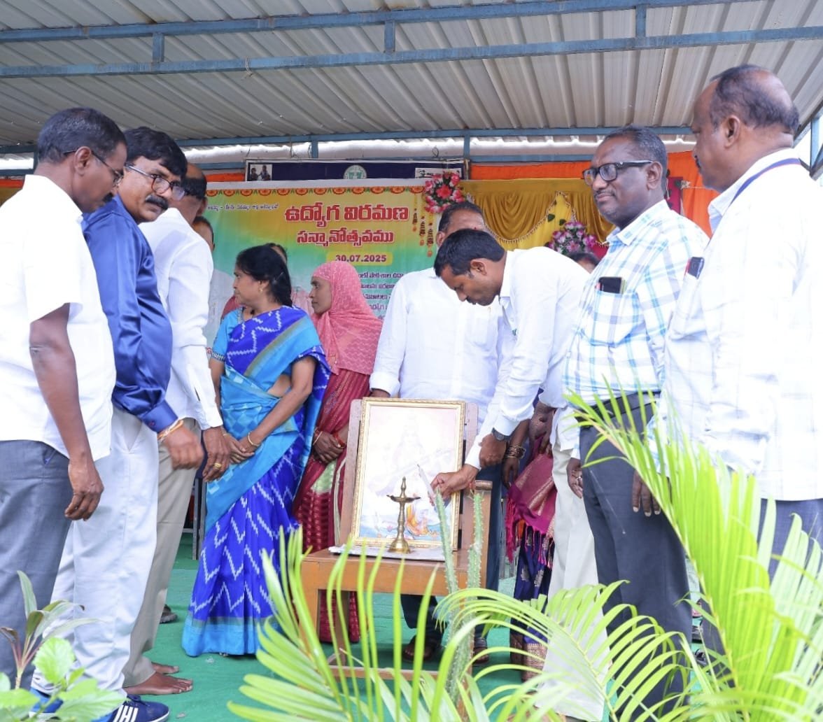 పదవీ విరమణ కార్యక్రమానికి హాజరైన
ఎన్ హెచ్ ఆర్ సి. రాష్ట్ర అధ్యక్షులు డాక్టర్ మొగుళ్ళ భద్రయ్య