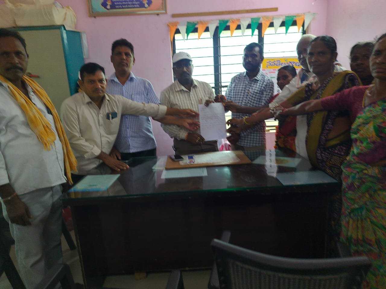 ఇందిరమ్మ ఇండ్ల కోసం ఎంపీడీవో కు వినతి పత్రం సమర్పించిన గ్రామస్తులు.