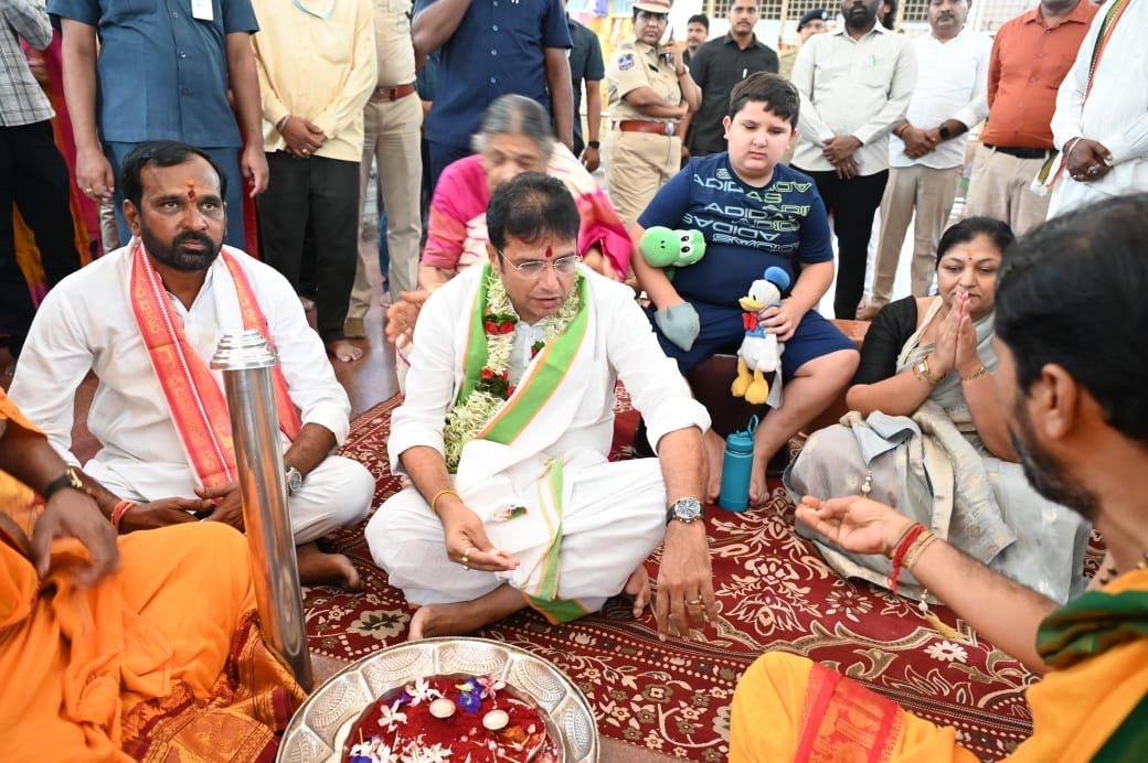 బాసరలో మంత్రి శ్రీధర్ బాబుకు ఘనస్వాగతం