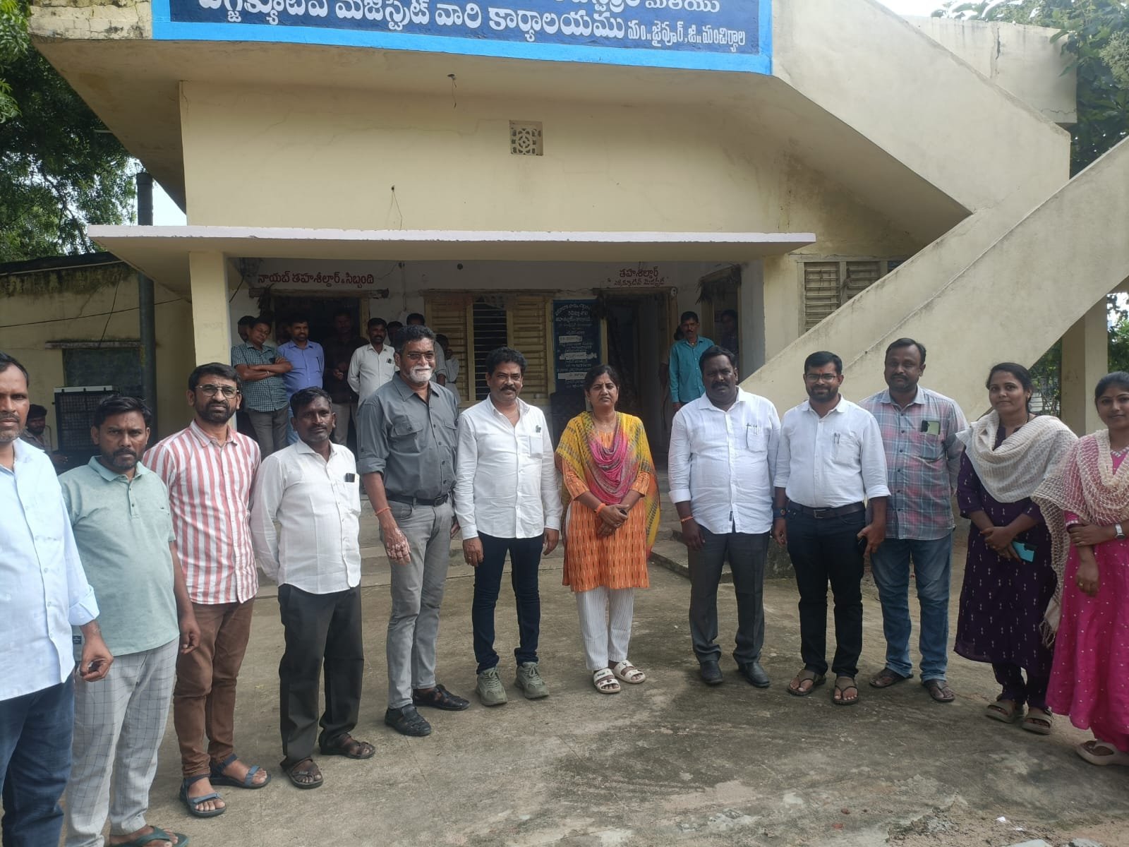 ఉద్యోగుల సమస్యలను పరిష్కరించండి.