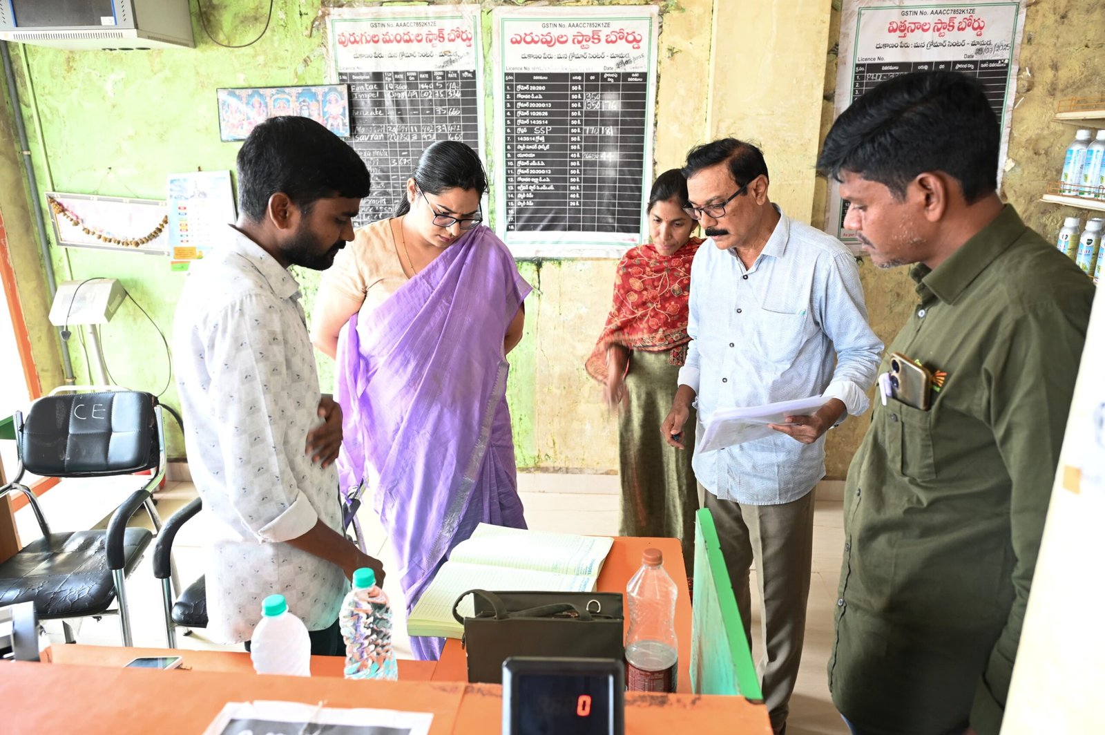 ఫర్టిలైజర్ దుకాణాల్లో అందుబాటులో ఉన్న ఎరువులను స్టాక్ బోర్డుల్లో ప్రదర్శించాలి: -జిల్లా కలెక్టర్ అభిలాష అభినవ్.