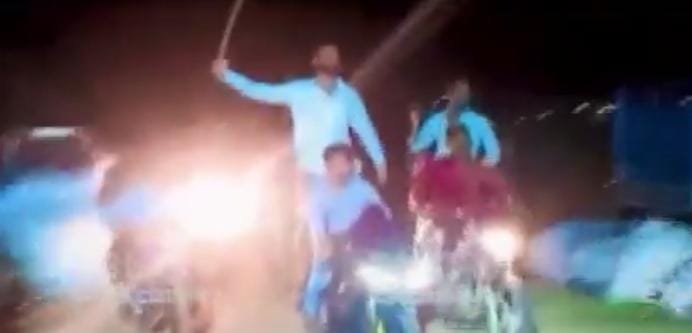 నిజామాబాద్‌లో యువకుల హల్చల్: తల్వార్‌తో రోడ్డుపై బర్త్‌డే వేడుకలు