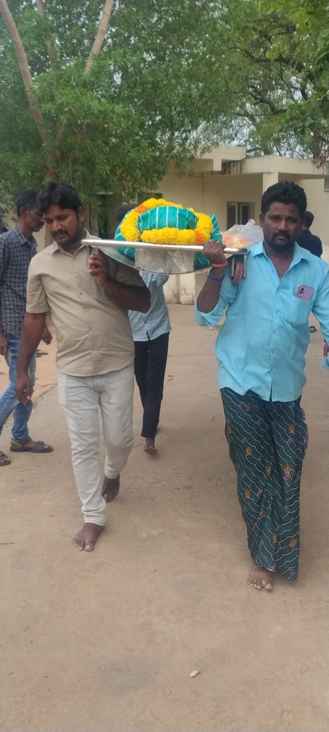 మానవత్వం చాటుకున్న మే ఐ హెల్ప్ యు ఫౌండేషన్