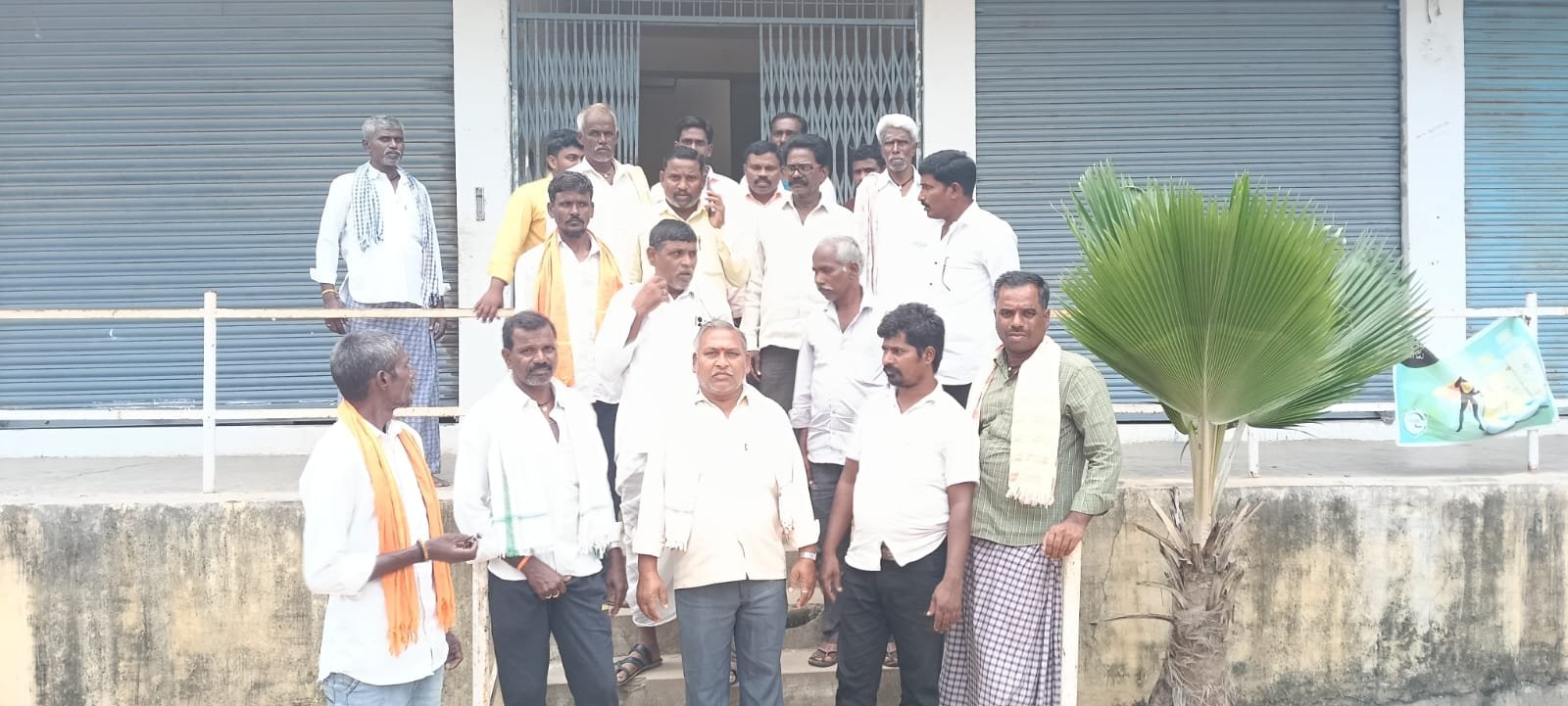 పోతంగల్ పంచాయతీ ఎదుట ముదిరాజుల ధర్నా: కార్యదర్శి తీరుపై మండిపాటు
