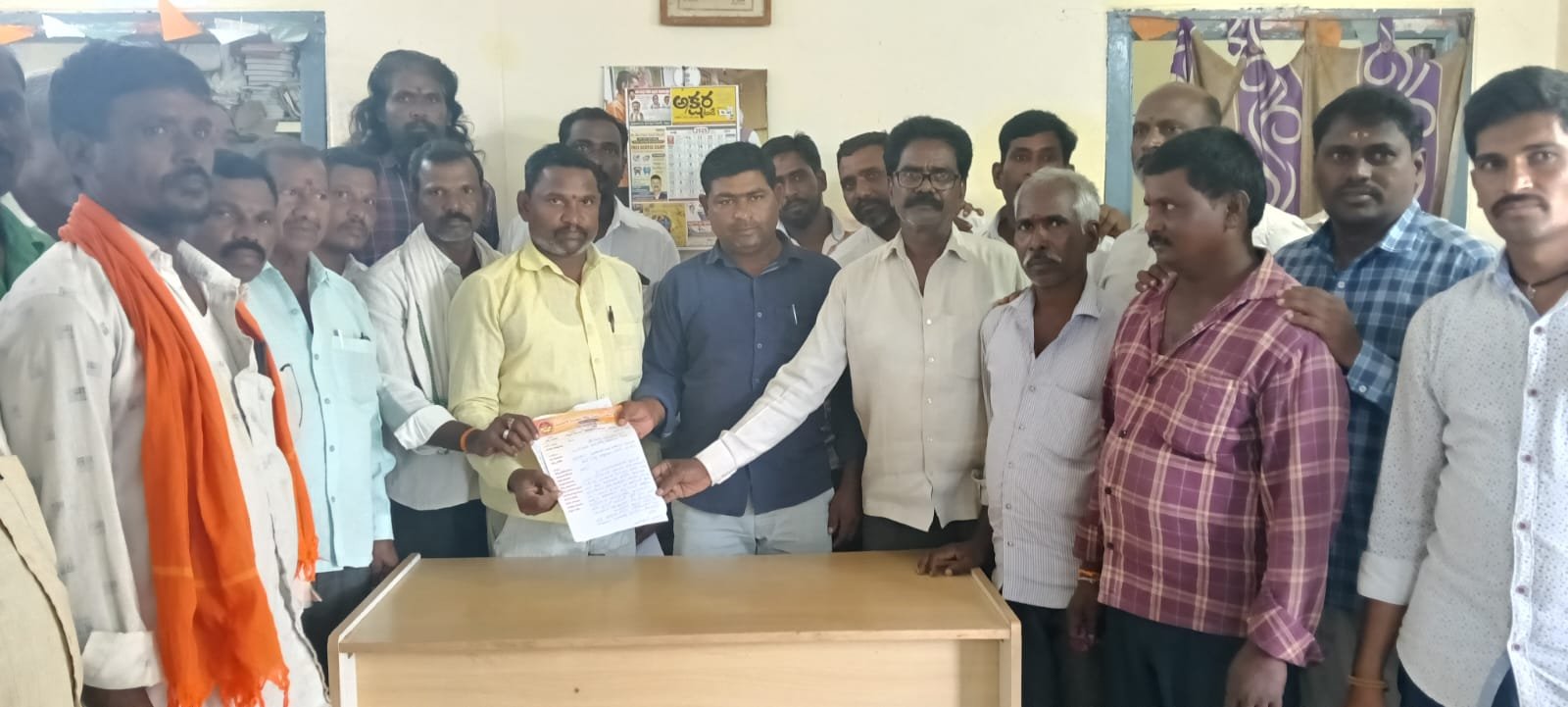 పోతంగల్ పంచాయతీ ఎదుట ముదిరాజుల ధర్నా: కార్యదర్శి తీరుపై మండిపాటు